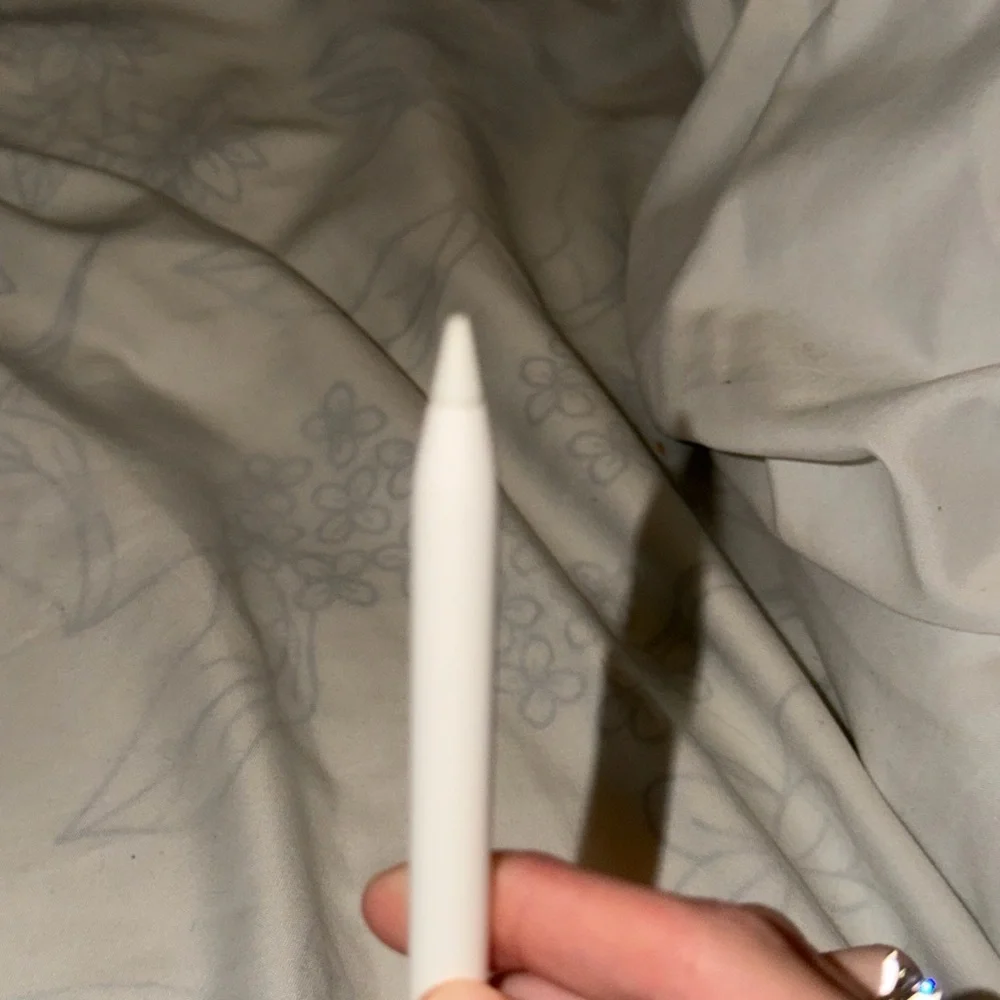 Apple Pencil - Sleek White Design